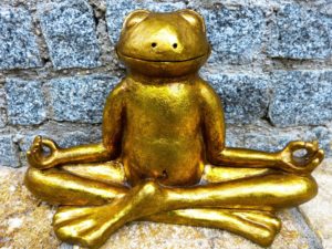 Goldener Frosch meditiert (Figur)