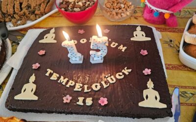 Kuchenessen – Yoga ausprobieren – und abtanzen bei Rockmusik! 15 Jahre Yogaschule Tempelglück Overath